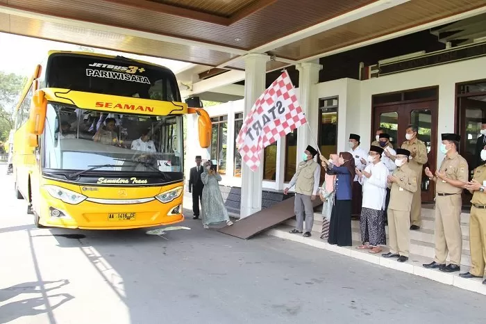 Ketua TP PKK Kabupaten Magelang Lepas Ratusan Santriwati Pondok Modern ...