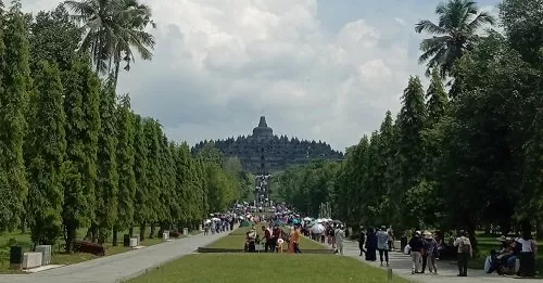 Suasana Candi Borobudur dengan pengunjung pada liburan lebaran. (foto: Thoha)