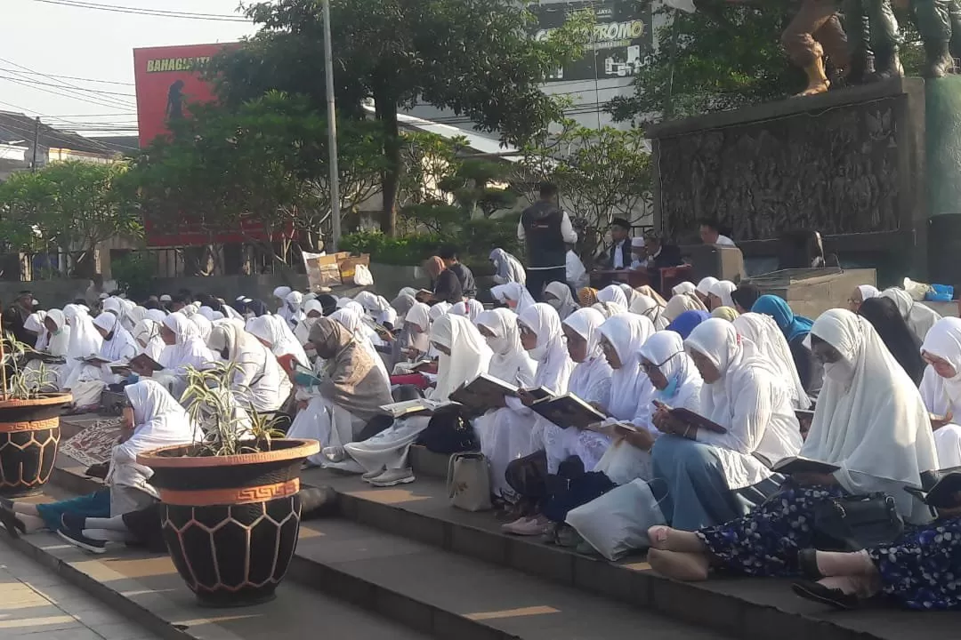Umat Islam tadarus bersama di Taman Pancasila   Ratusan umat Islam Temanggung Tadarus Al  (foto: zaini arrosyid)