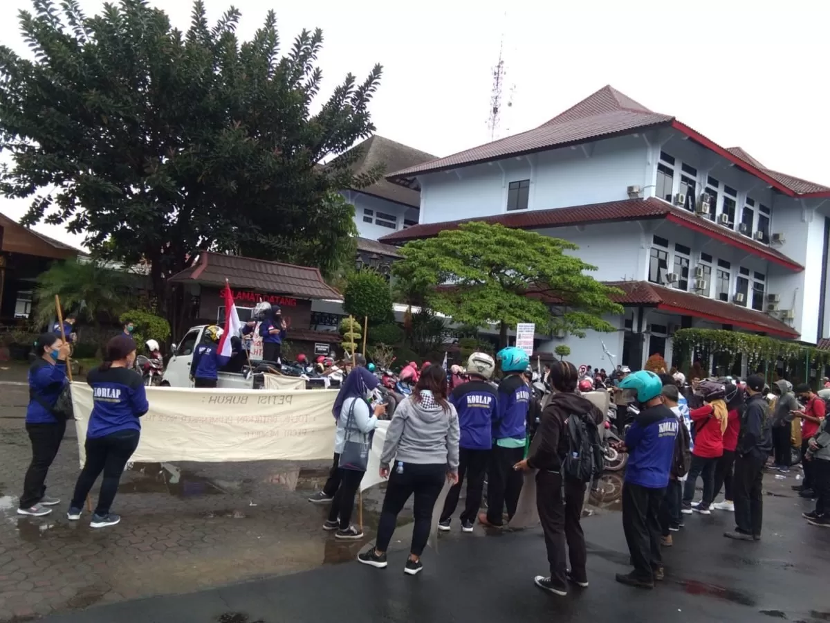 Buruh Sukoharjo saat aksi meminta pencabutan Permenaker Nomor 2 Tahun 2022 dan pemecatan Menteri Tenaga Kerja. (foto: wahyu imam ibadi)