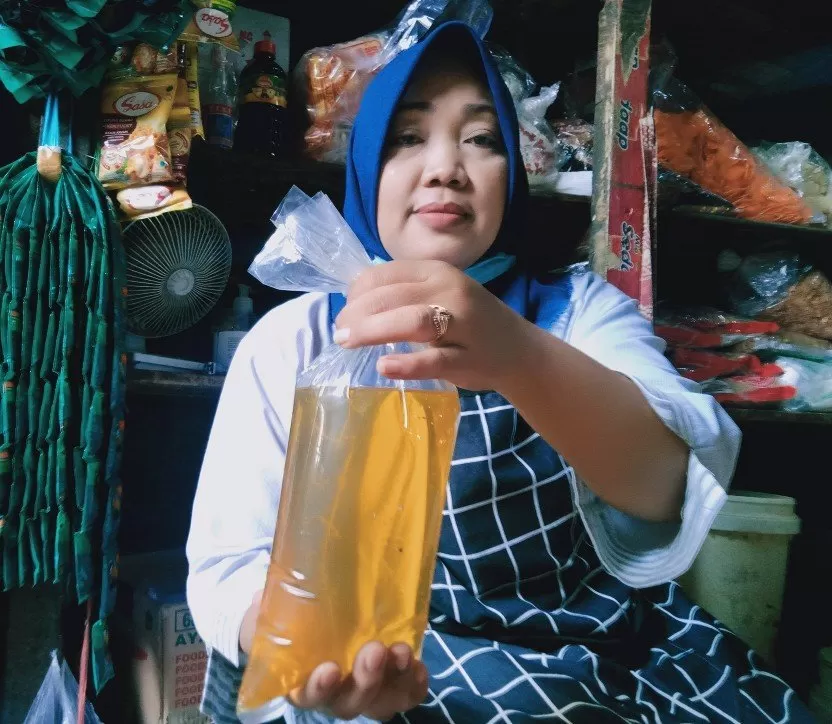 Minyak goreng curah non subsidi menyerbu pasar tradisional akibat kelangkaan migor subsidi. (Foto:Abdul Alim)