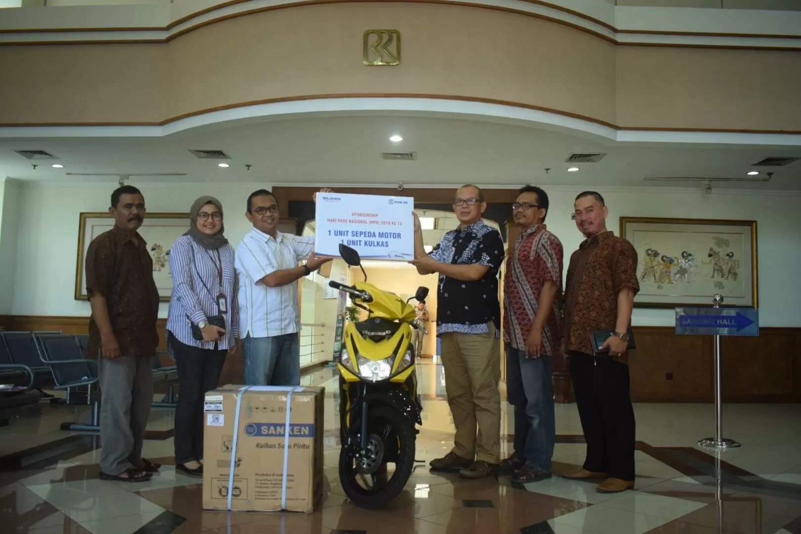 Penyerahan hadiah utama sepeda motor dan kulkas untuk peserta jalan sehat PWI DIY. (Foto : Ardhike Indah)