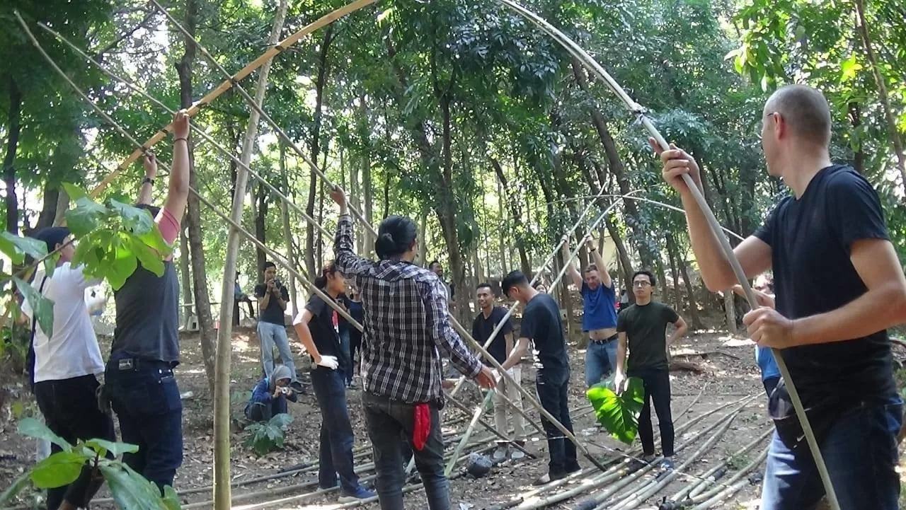 peserta workshop saat praktek mendirikan konstruksi bambu (foto  sugeng I)