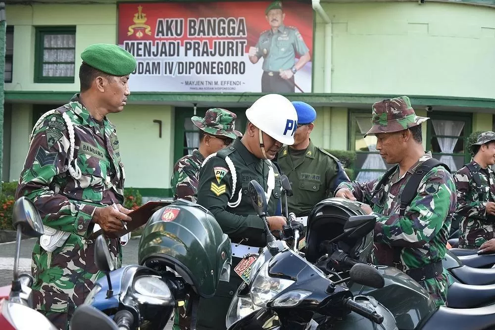 Personil Polisi Militer saat melakukan pemeriksaan. (KR/dok)
