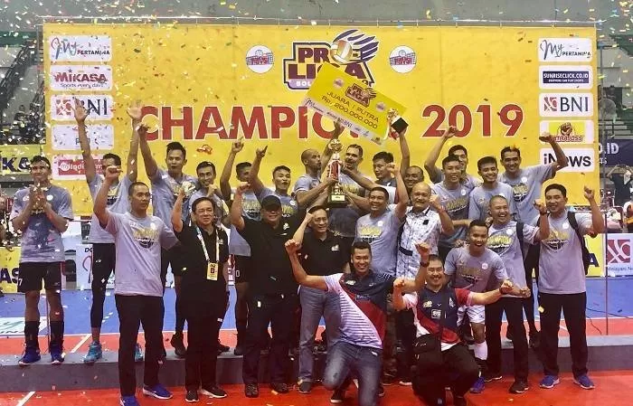 Tim Bhayangkara Surabaya Samator saat merayakan gelar juara Proliga 2019. (Foto: Harminanto)