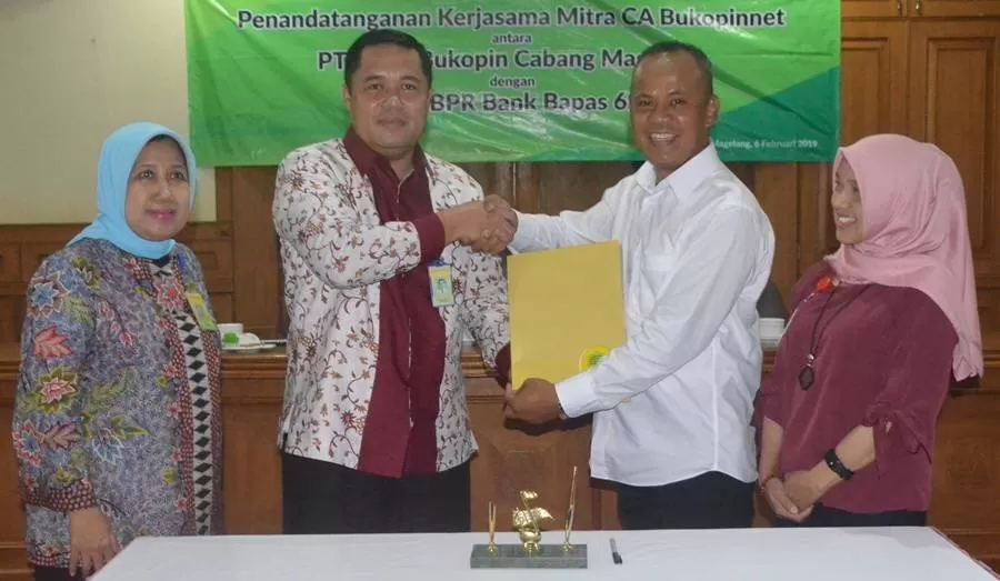 Direktur Utama Bank Bapas 69 dan Pimpinan PT Bank Bukopin Cabang Magelang bersama-sama menyerahkan berkas kerjasama yang ditandatanganinya. (Thoha)