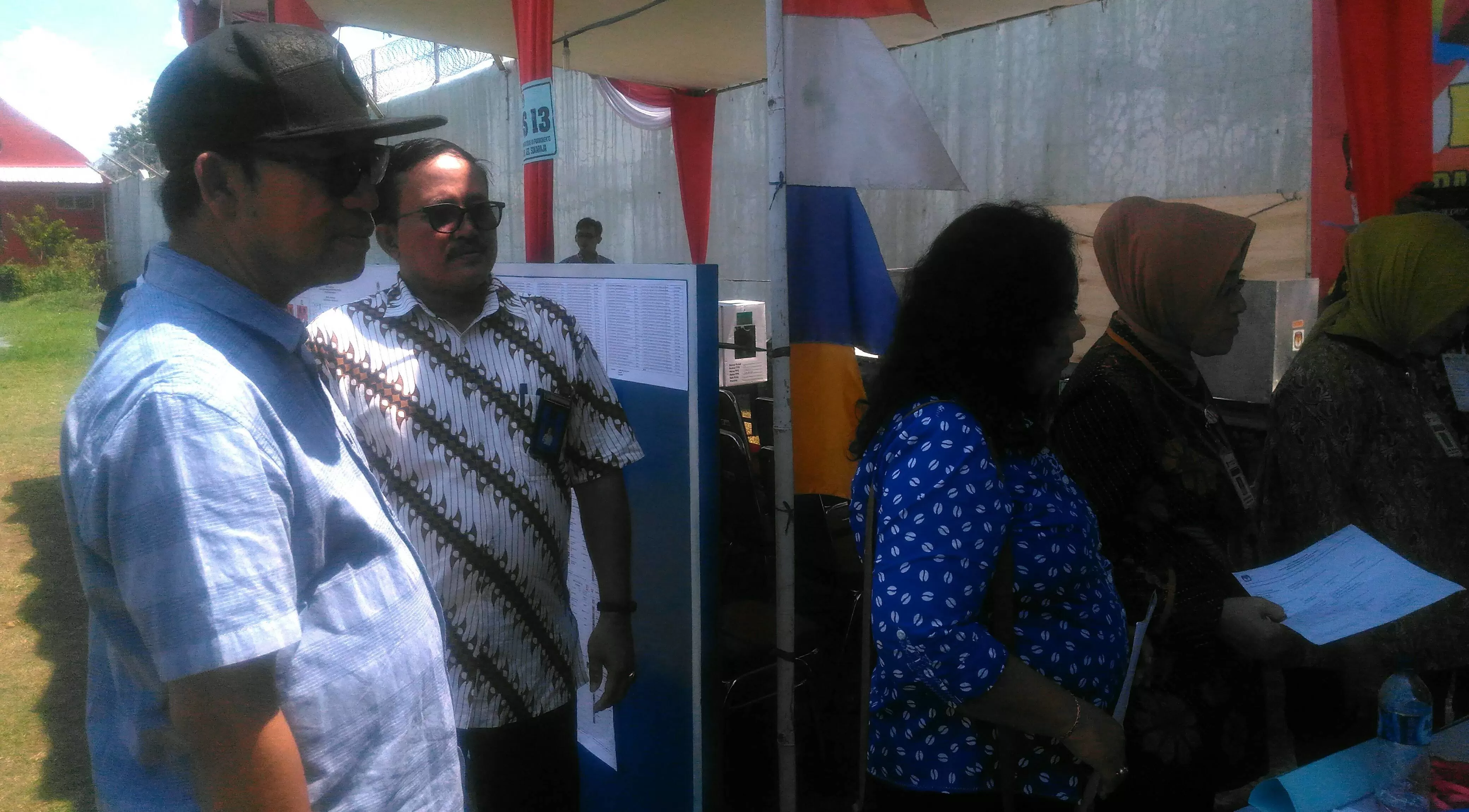 Bupati Banyumas Achmad Husein saat memantau pemungutan suara di TPS Lapas Purwokerto.(Foto:Driyanto)