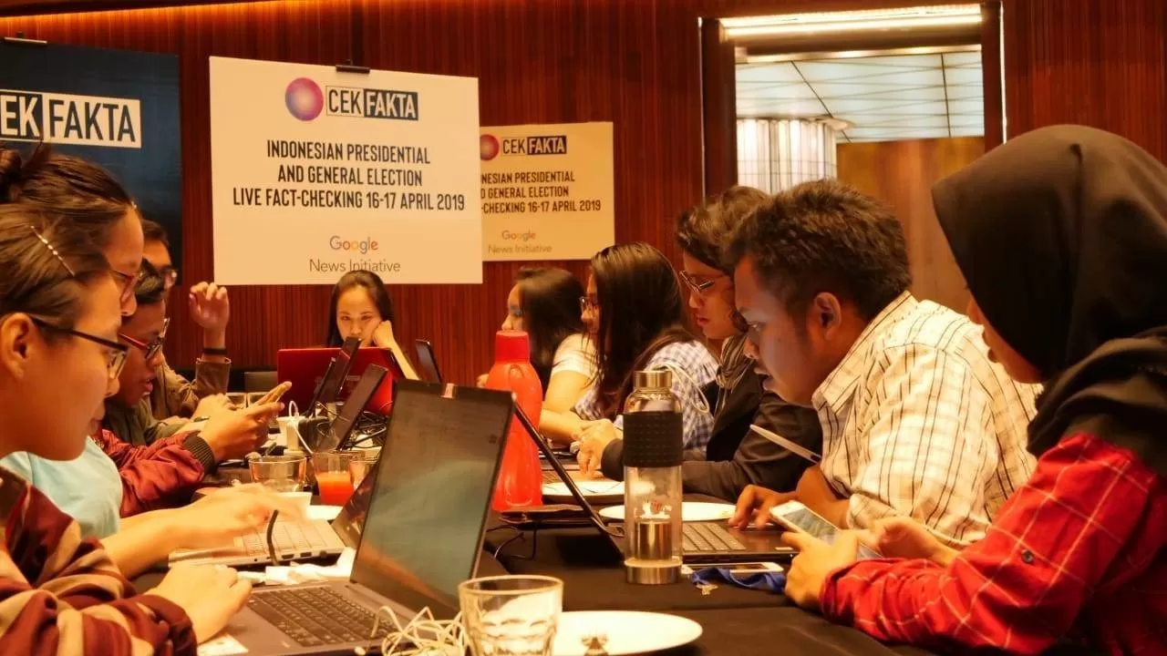 Tim cekfakta memeriksa potensi hoaks, kabar kibul dan disinformasi di media maya. (Dok: Tim Cekfakta)