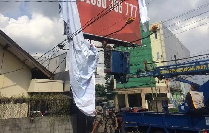 Masa Tenang Semua Alat Peraga Kampanye Dibersihkan Krjogja 