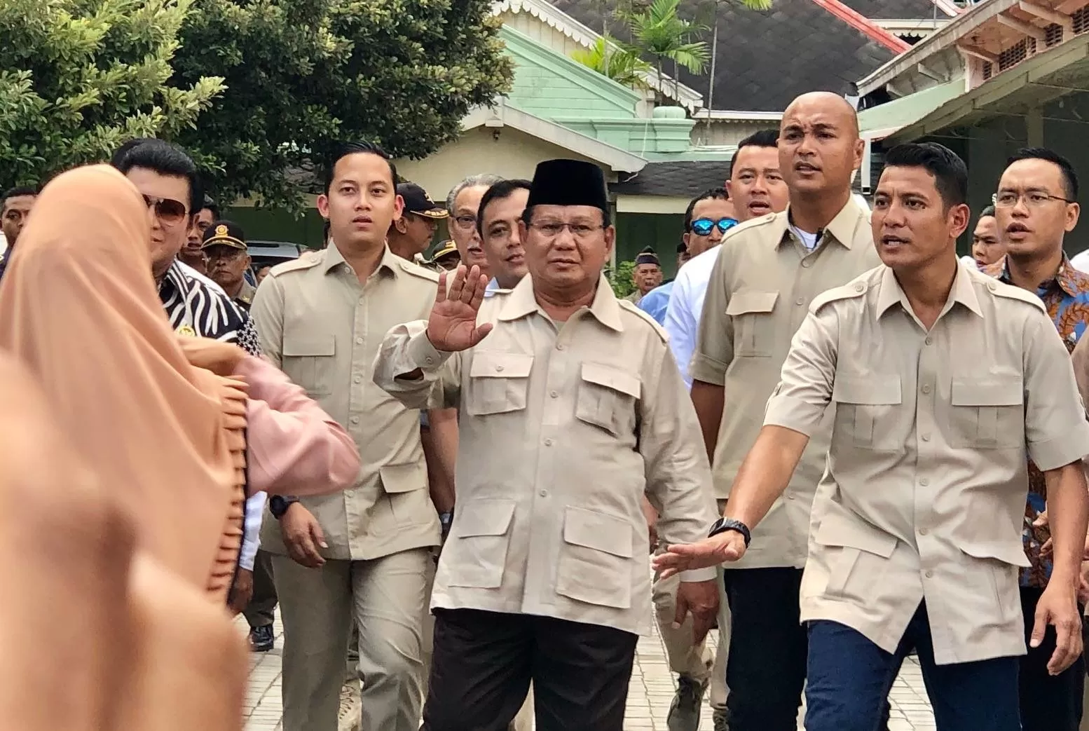 Prabowo Subianto saat berjalan hendak menyapa wartawan usai bertemu Sultan di Kepatihan. (Foto : Harminanto)