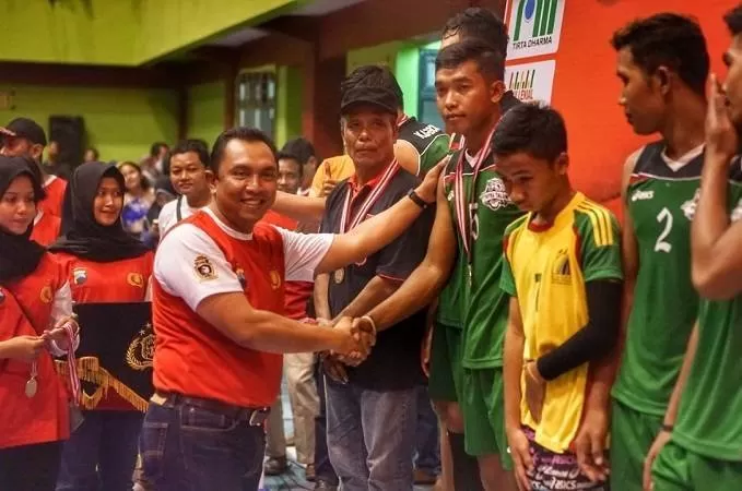 Kapolres Purworejo menyerahkan hadiah kepada pemenang turnamen. (Foto: Jarot S)