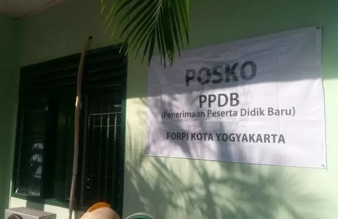 Posko PPDB yang berada di sekretariat Forpi Kota Yogyakarta. (Foto: Evi NA)