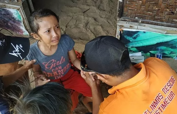 Tim SAR menolong korban tersengat ubur-ubur. (Foto: SAR Gunungkidul)