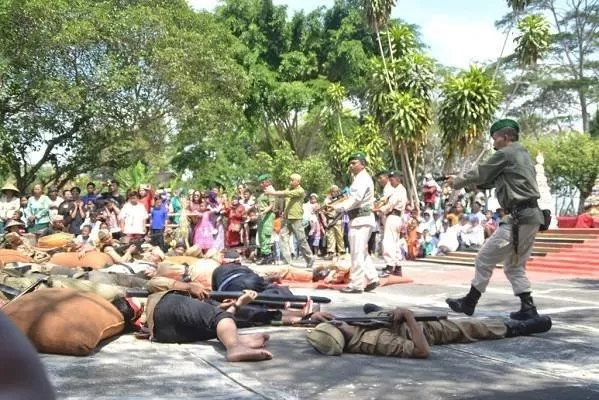 Aksi teatrikal di depan Monumen Plataran, Selomartani, Kalasan Sleman (Dok Krjogja.com)