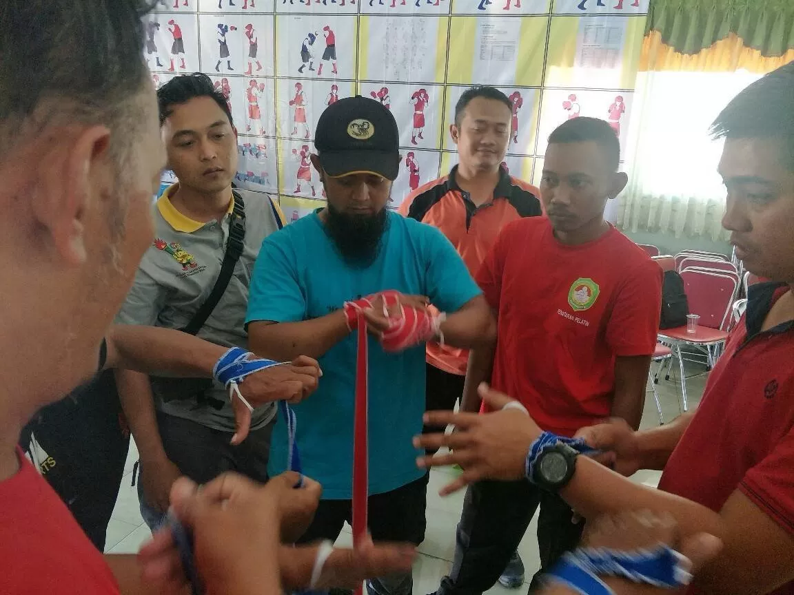 Guru olahraga dilatih memakai sarung tinju. (foto:Abdul Alim)