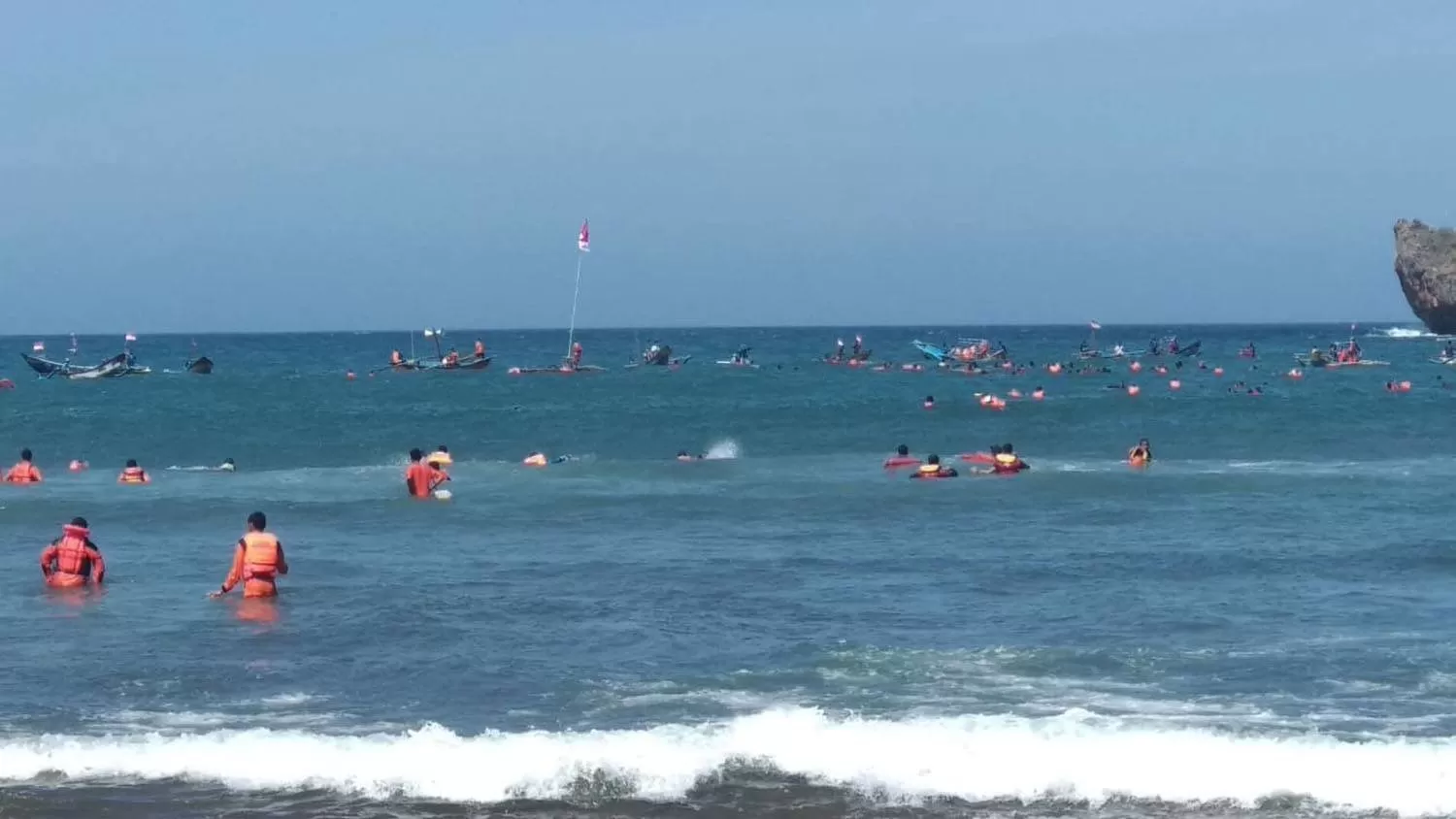 Wisatawan harus waspada terhadap sengatan ubur-ubur yang sering dijumpai di laut pantai selatan DIY.