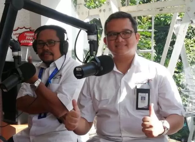 Divisi Komunikasi Publik Badan Otorita Borobudur (BOB) Yusuf Hartanto (kiri) dan Direktur Industri Pariwisata dan Kelembagaan Kepariwisataan BOB Bisma Jatmika (kanan) saat talk show di sebuh stasiun r