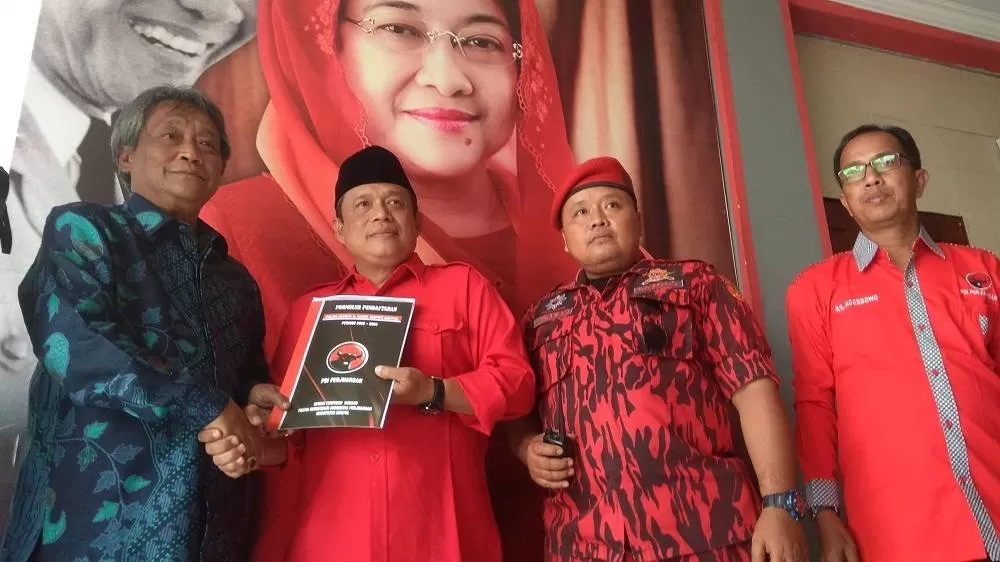 Joko Purnomo berjabat tangan dengan Bambang Wisnu. Foto: Sukro Riyadi