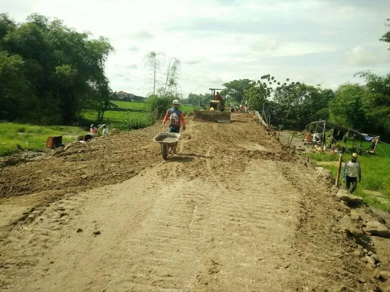 Pembuatan jalan aspal bersumber Dana Desa. (foto:Abdul Alim)