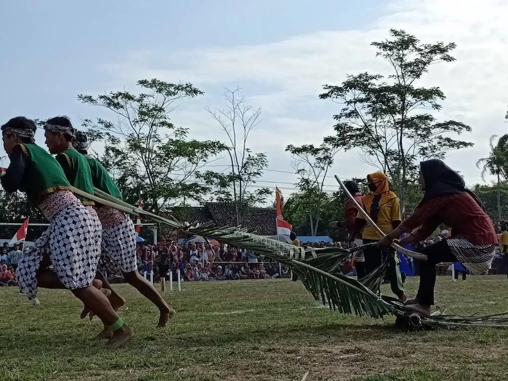 Nglarak Blarak, permainan tradisional yang dikompetisikan setiap tahun di Kulonprogo. (Amanda Chintyasari/dok)