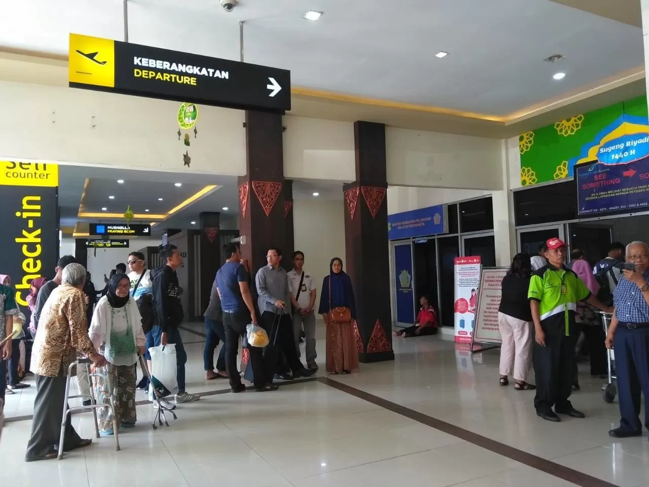 Penumpang di Bandara Adisutjipto Yogyakarta. (Foto : Evi Nur Afiah)