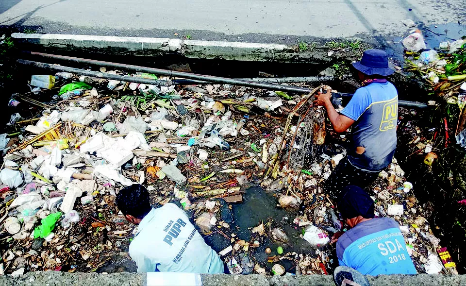 Antisipasi Banjir, Kerahkan Pasukan Biru Normalisasi Saluran - Lombok Post