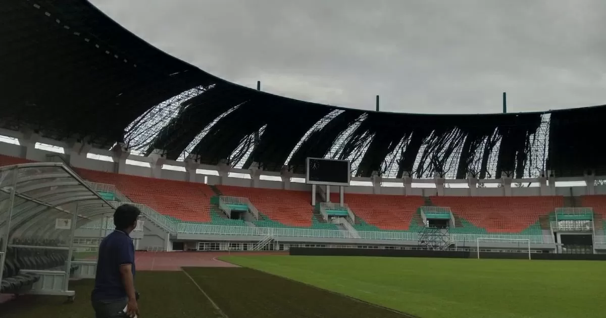 Angin Kencang Rusak Atap Stadion Pakansari dan Fasilitas Publik di Cibinong