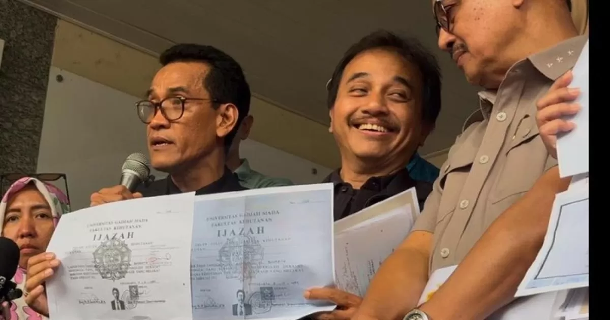 Roy Suryo Kembali Tunjukkan Fotokopi Ijazah Terlegalisir Jokowi di Polda Metro Jaya