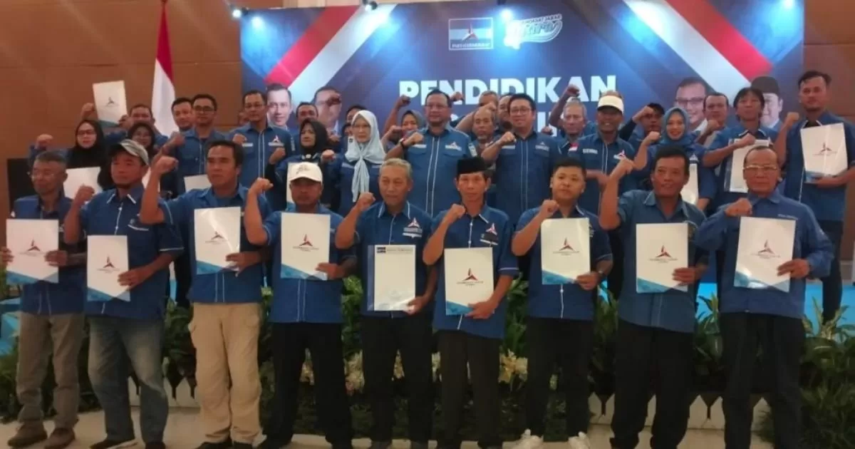 Partai Demokrat Jabar Konsolidasi di Ciayumajakuning, Anton Sukartono Suratto Serahkan SK DPAC