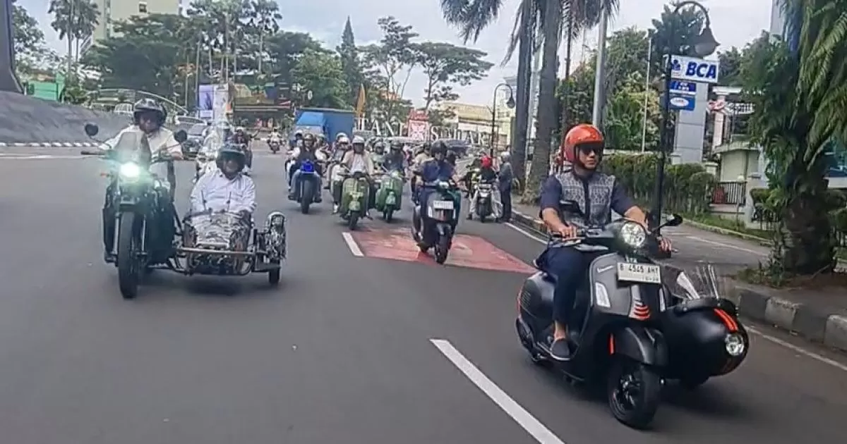 Menko AHY Ngabuburit di Kota Bogor, Keliling Naik Vespa Sapa Warga