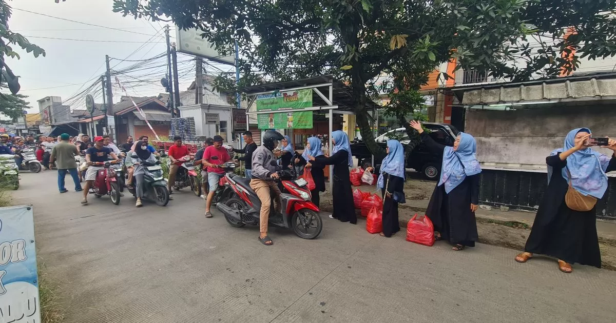 Takjil Gratis Warga RW 28 Tlajung Udik, Diserbu Warga