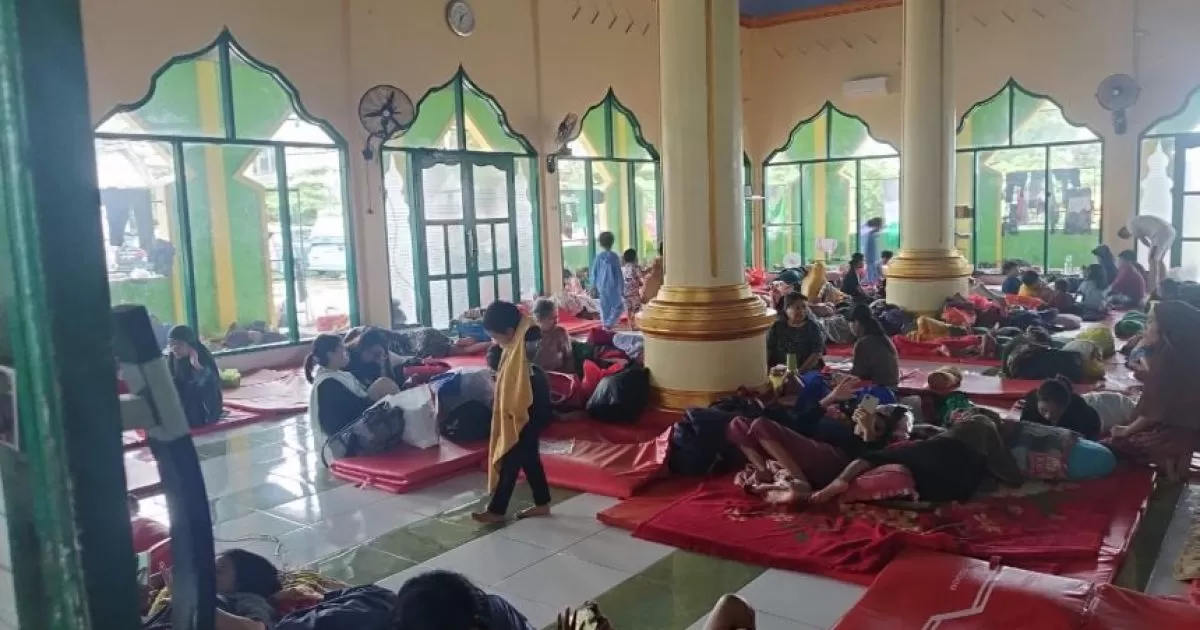 Ramadan di Pengungsian, Kisah Warga Korban Banjir Makassar Bertahan di Masjid