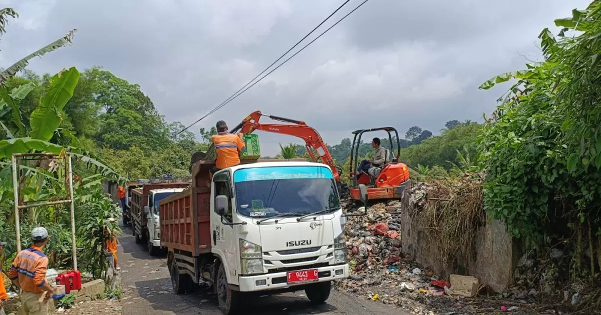 Pemkab Bogor Kerahkan 50 Truk Tangani Tumpukan Sampah Liar di Desa Kopo Cisarua