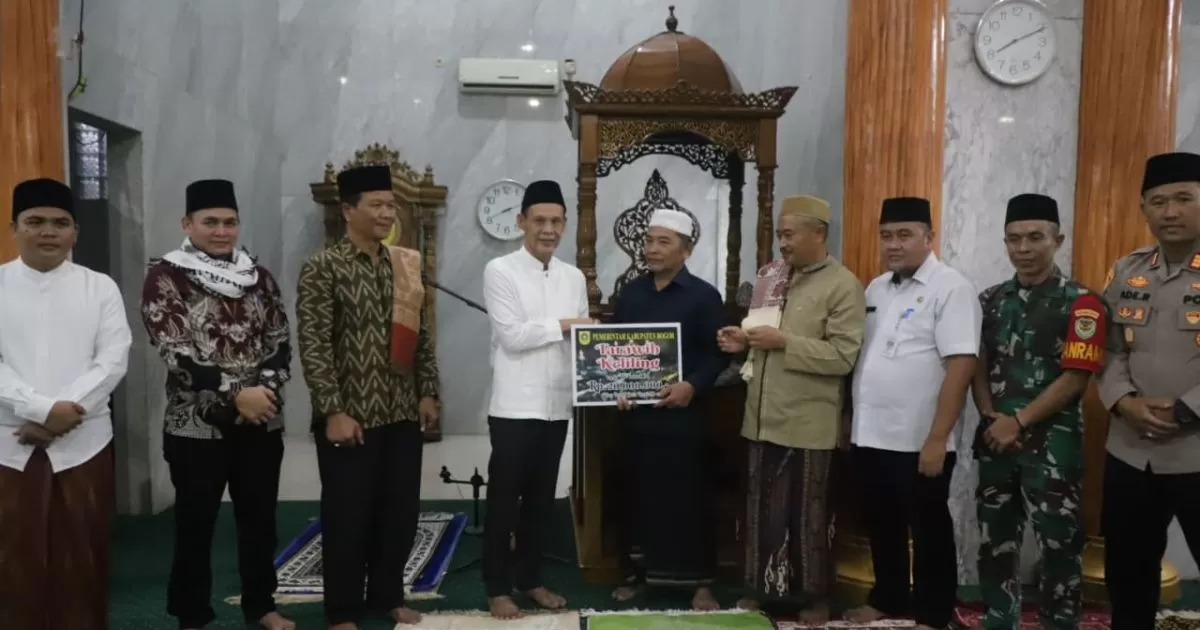 Jaro Ade Tarawih Keliling di Sukaraja, Serahkan Bantuan Masjid dan Dorong Warga Kerja di Perusahaan Lokal