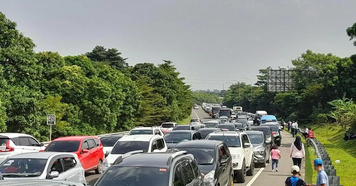 Libur H+2 Lebaran, Jalur Puncak Bogor Macet Parah, Antrean Mengular di Simpang Gadog