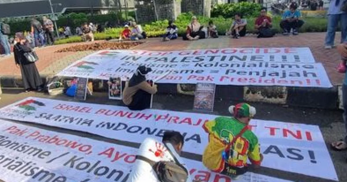 Aksi Free Palestine di CFD Bundaran HI, Warga Doakan Tiga Prajurit TNI Gugur di Lebanon