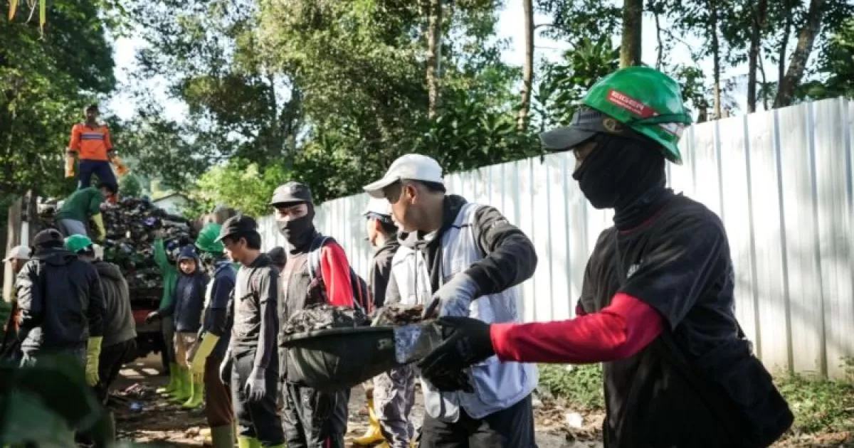 Aksi Nyata di Hulu Puncak: 6 Ton Sampah Diangkat, EIGER dan DLH Bogor Targetkan Bersih Total 30 Ton