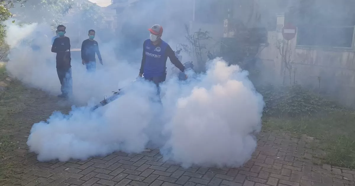 Partai Demokrat Gelar Fogging di Tlajung Udik, Antisipasi Penyebaran DBD di Perumahan Griya Bukit Jaya