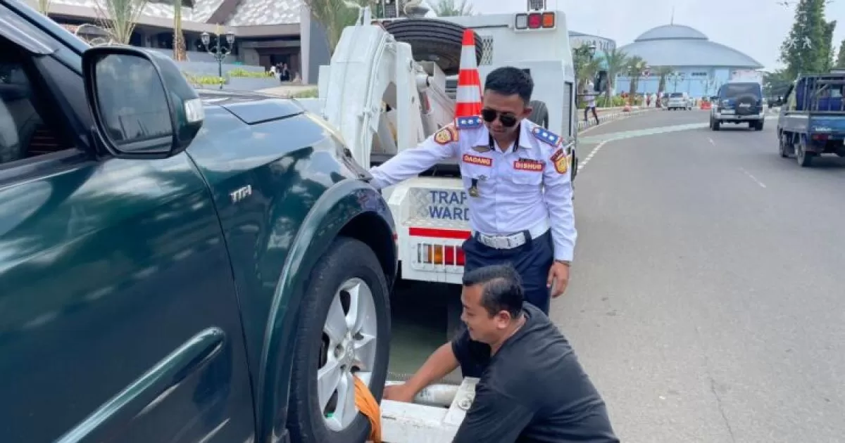 Dishub Bogor Derek Mobil Parkir Liar di Lingkar Pakansari, 17 Kendaraan Ditindak