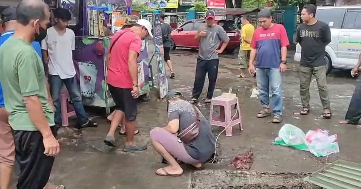 Pedagang Kaki Lima Griya Bukit Jaya Bersama Muspika Lakukan Aksi Nyata Cegah Banjir