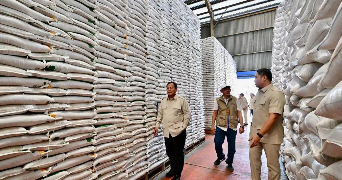 Prabowo Sidak Gudang Bulog di Magelang, Pastikan Stok Beras Aman dan Distribusi Lancar
