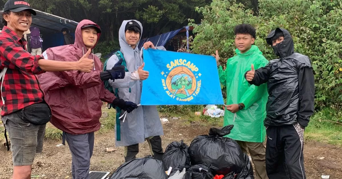 Pendakian Membludak, Pemuda Lakukan Aksi Bersih di Gunung Gede