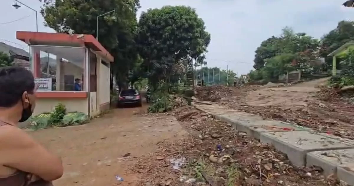 Dijuluki ‘Robin Hood’, Acang Suryana Inisiasi Pembangunan Akses Jalan GOM Gunung Putri