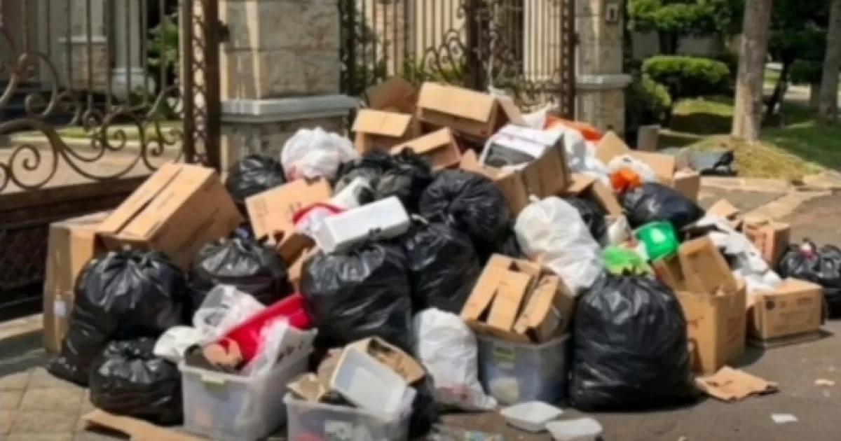 Dilarang Buang Sampah, Warga Sentul City Tumpuk Sampah di Pintu Masuk Cluster