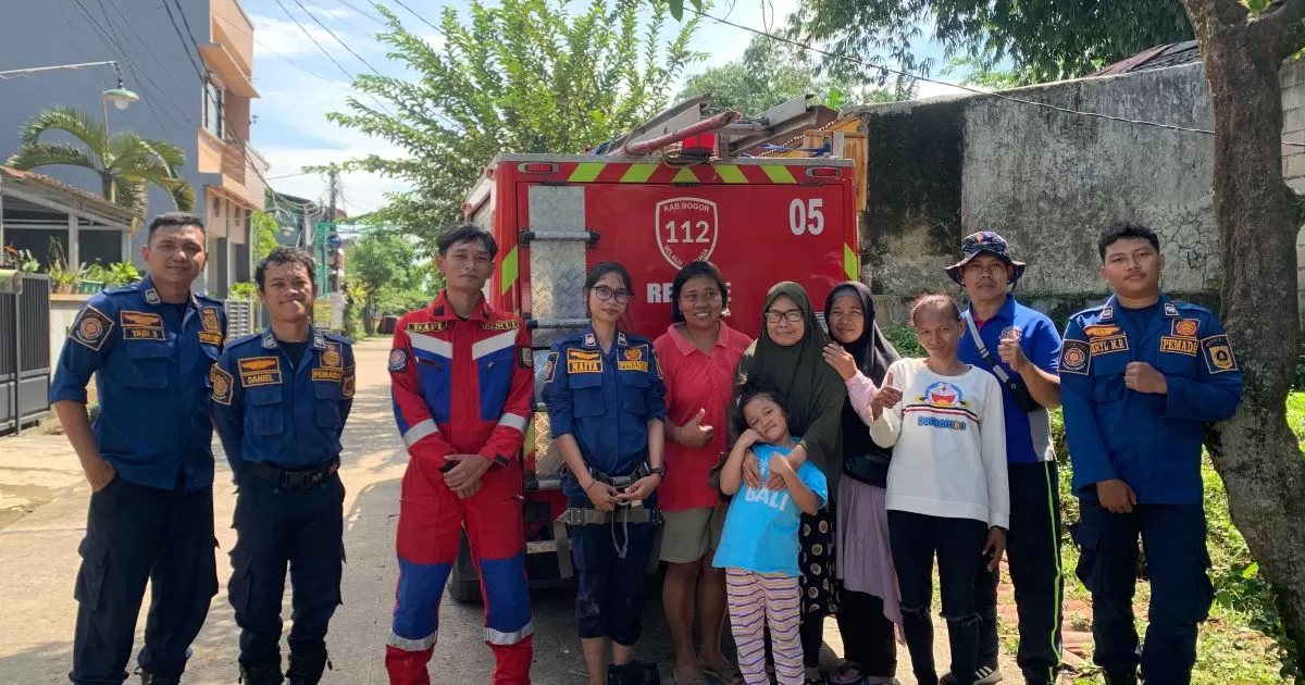 Srikandi Damkar Bogor Evakuasi Anjing Tercebur Sumur di Cibinong