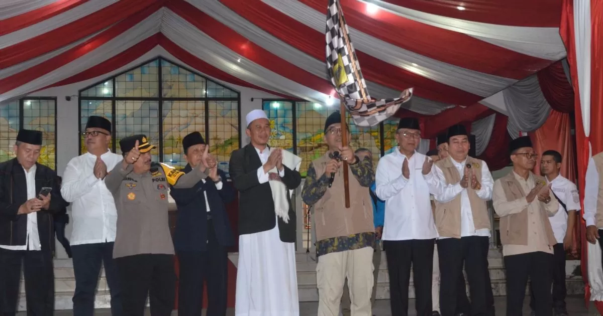 Pemkab Bogor Berangkatkan 445 Jamaah Haji Kloter 07 JKS, Sekda Sampaikan Pesan Bupati Jaga Kesehatan