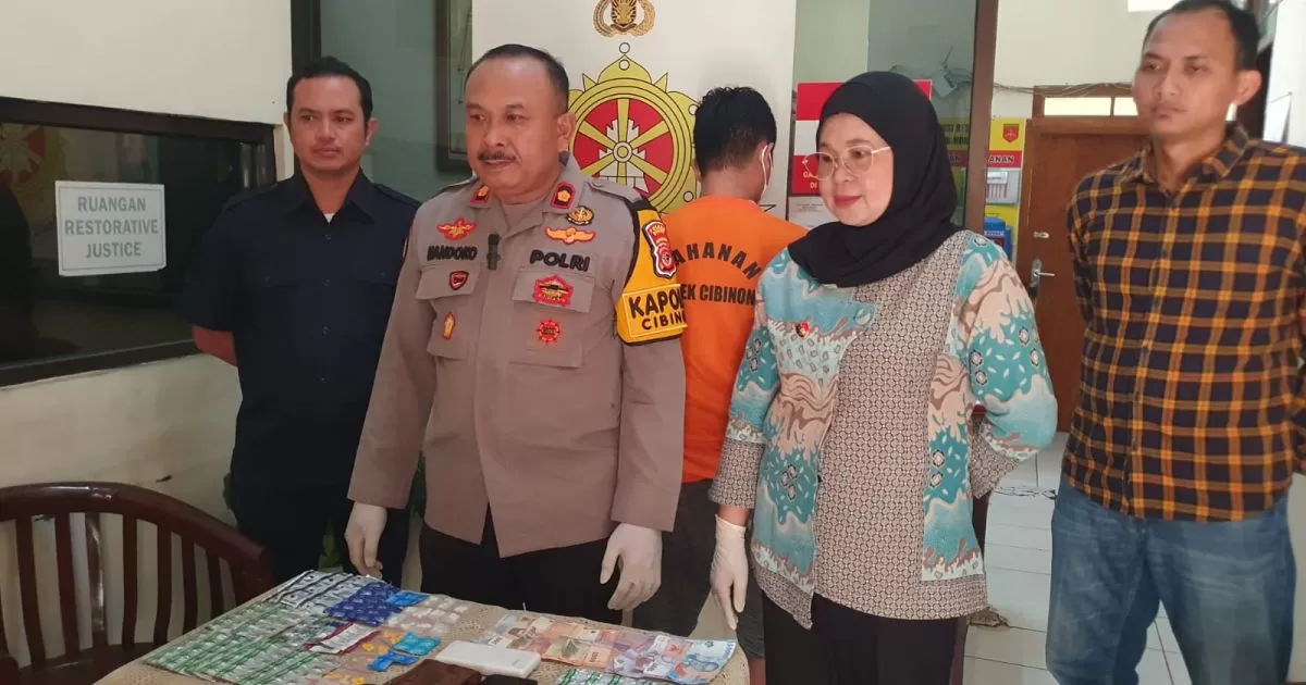 Polsek Cibinong Tangkap 2 Pengedar Obat Terlarang, Amankan 526 Butir Siap Edar