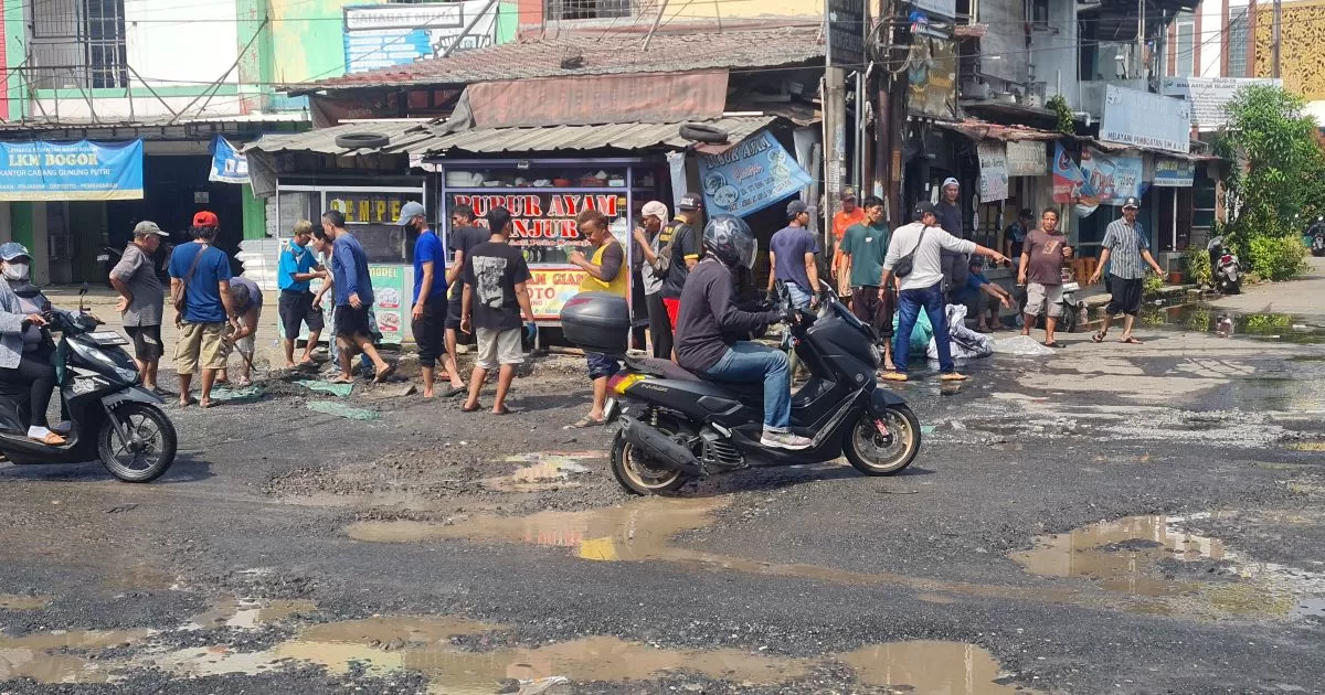 Antisipasi Banjir, Pedagang Griya Bukit Jaya Gotong Royong Bersihkan Drainase
