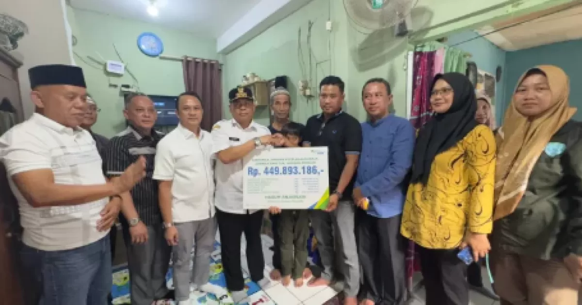 BPJS Ketenagakerjaan Serahkan Santunan Rp449 Juta untuk Keluarga Korban Tabrakan KRL di Bekasi Timur