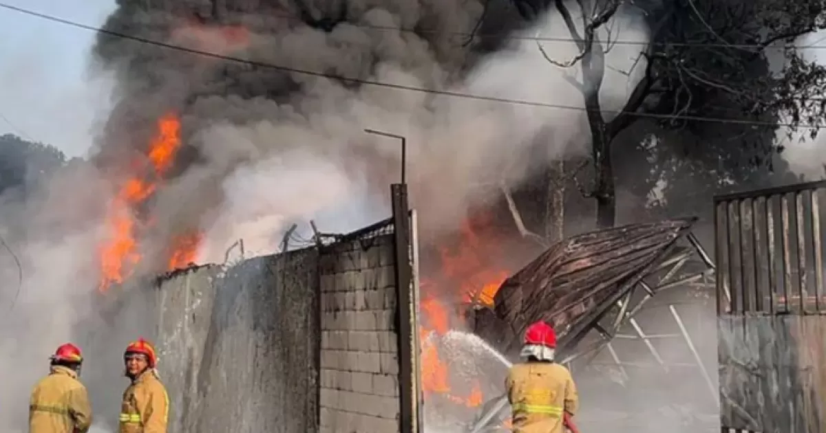 Gudang Penampungan Oli Bekas di Gunung Putri Bogor Terbakar, Damkar Terjunkan Empat Unit Pemadam